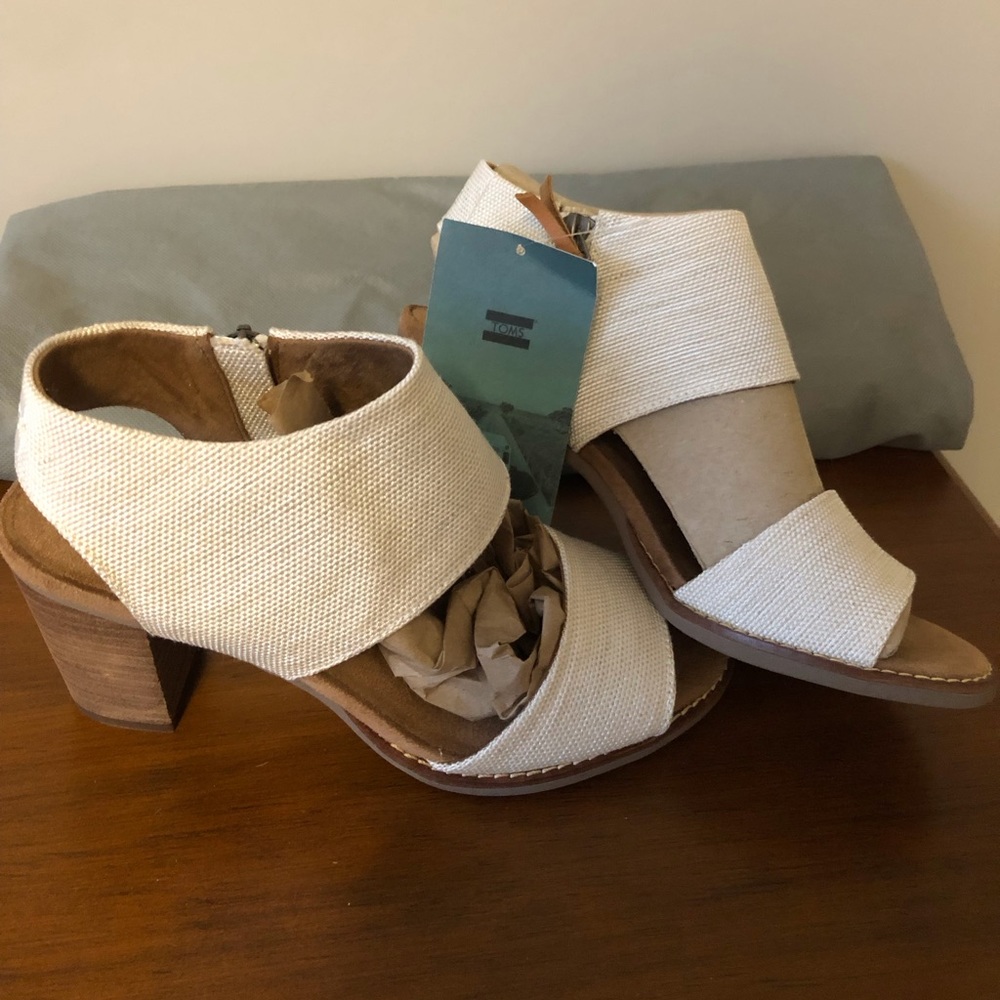 NWT Tom’s Majorca sandals
